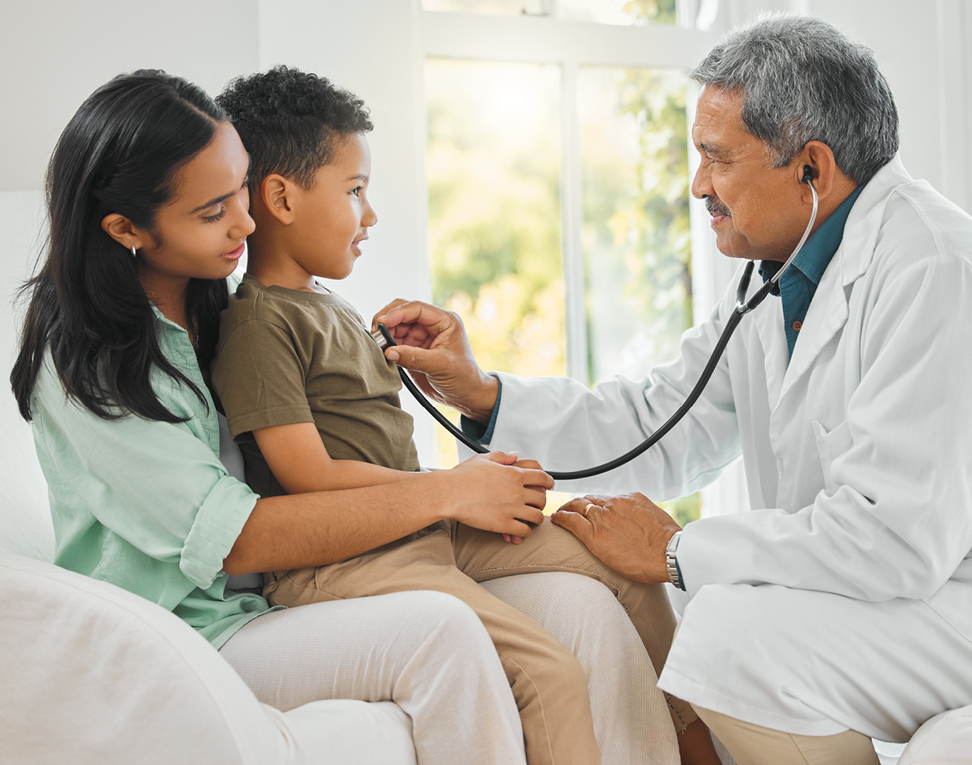 Proveedor médico examinando a un niño