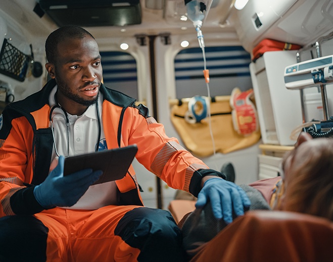 Paramédico brindando atención médica de emergencia