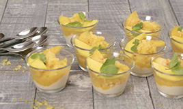 Postre de frutas en vasos individuales