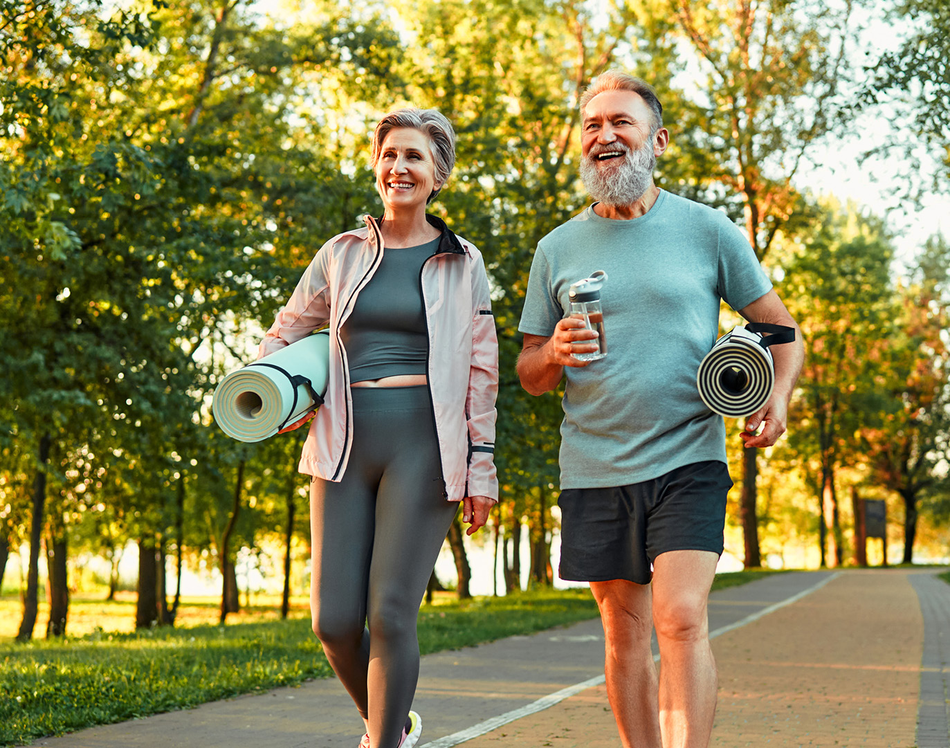 Adultos mayores caminando para mantenerse activos