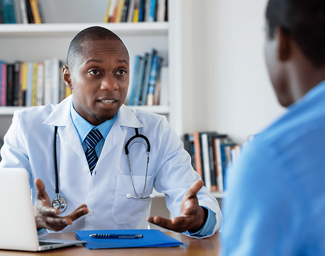 Proveedor médico conversando con paciente