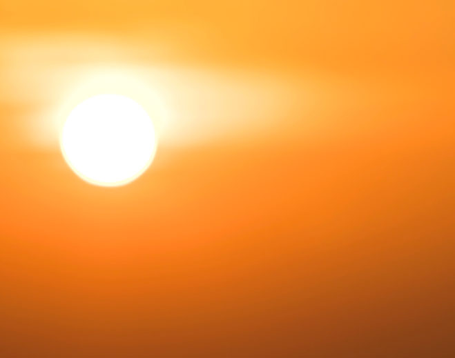 Sol brillante durante clima caluroso