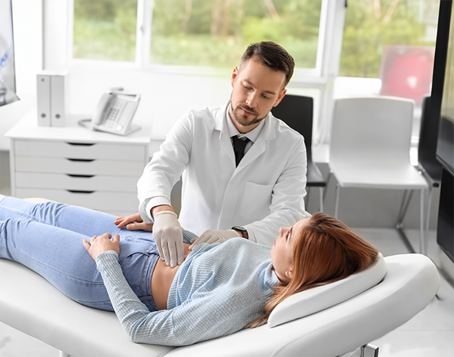 Proveedor médico realizando examen abdominal