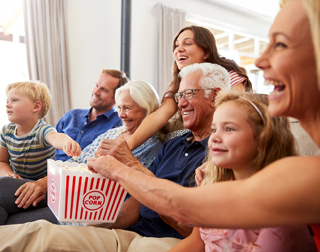 Familia viendo televisión juntos en casa