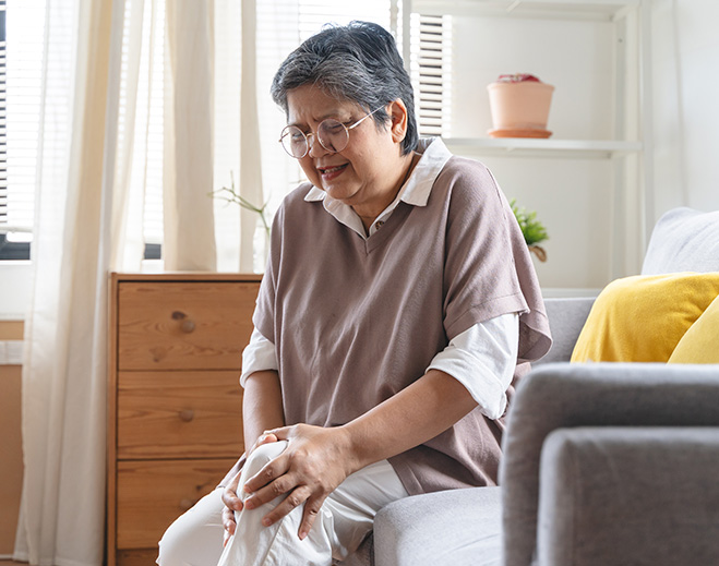 Adulto mayor con dolor de rodilla