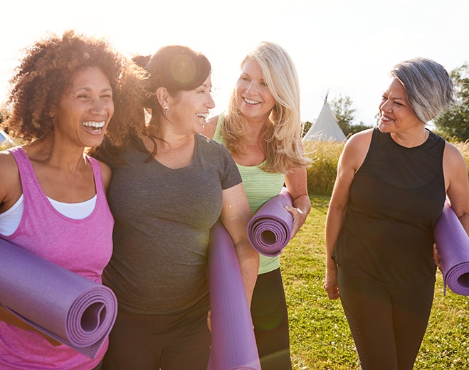 Grupo de personas con esterillas de yoga