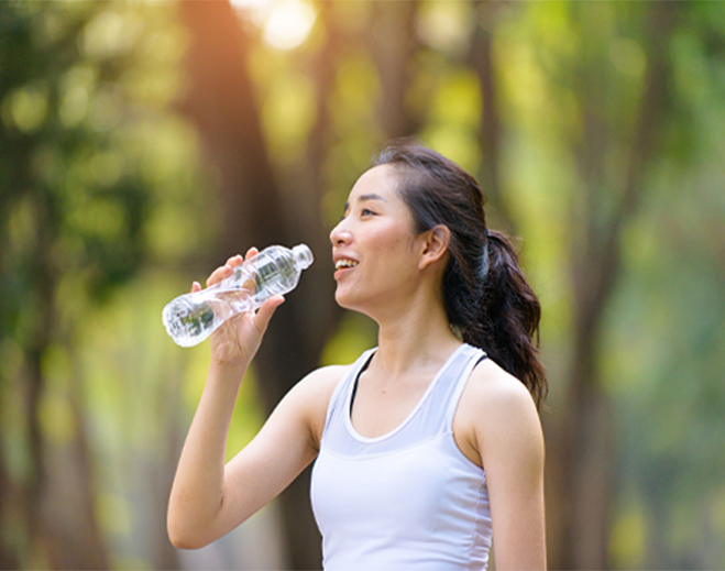 Persona bebiendo agua al aire libre