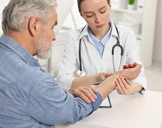 Proveedor médico evaluando la muñeca del paciente
