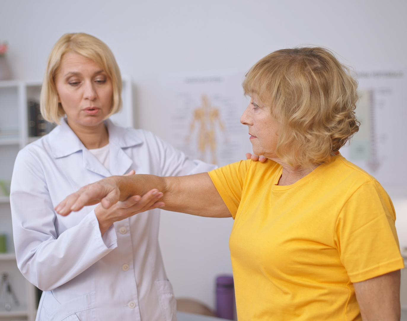 Proveedor médico evaluando movilidad del hombro