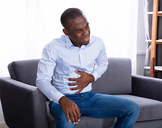 Persona con dolor abdominal intenso