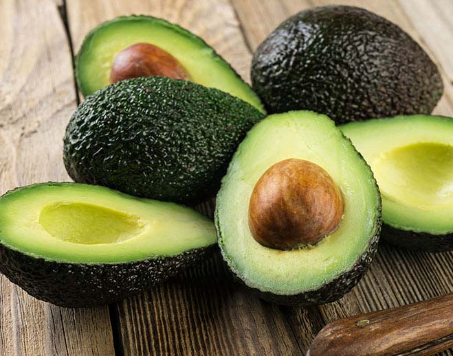 Aguacates frescos cortados por la mitad