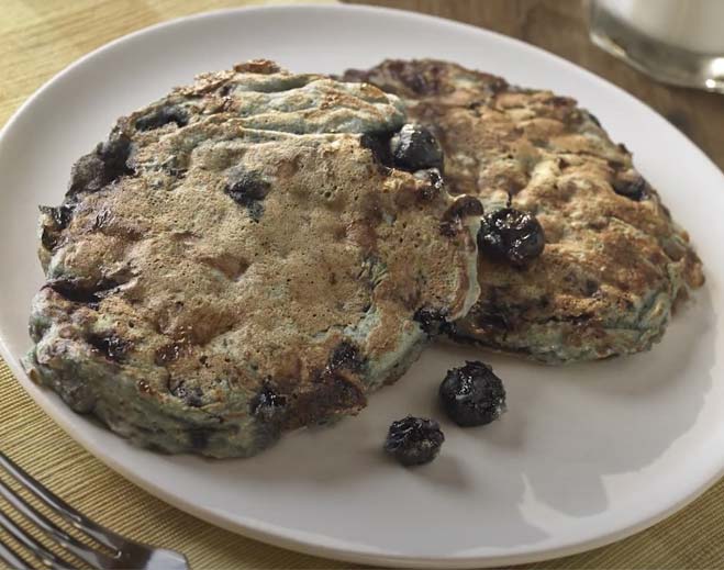 Panqueques de arándanos en plato