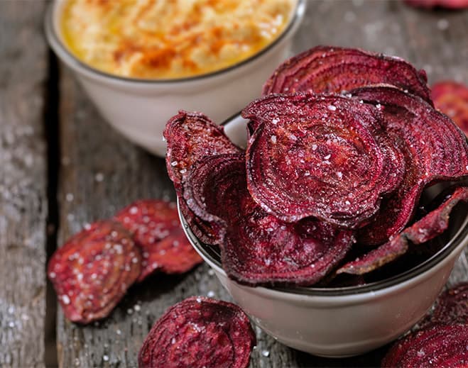 Chips de remolacha en recipiente