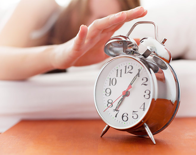 Persona apagando alarma al despertar