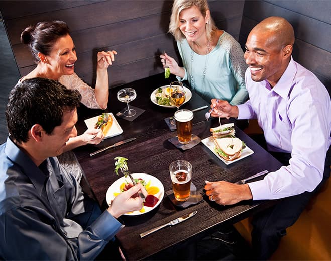 Personas compartiendo una comida social