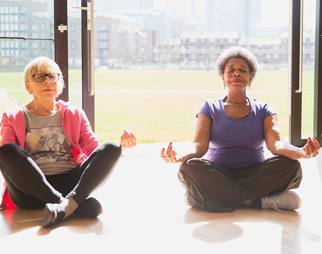 Personas practicando meditación y relajación