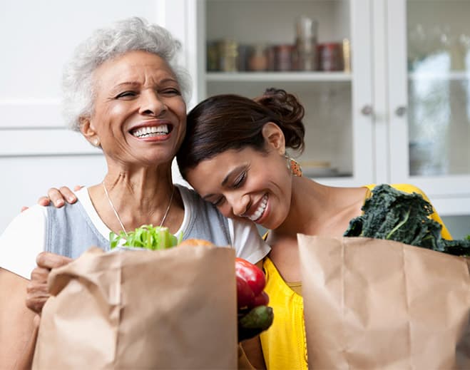 Familia comprando alimentos saludables juntos