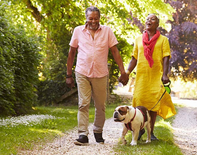 Pareja paseando con mascota al aire libre