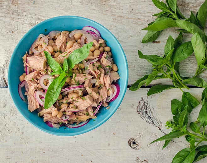 Ensalada de atún con frijoles blancos