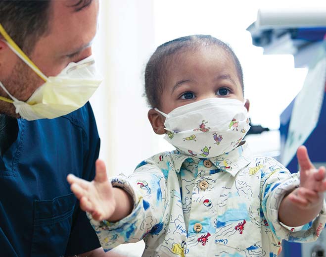 Niño durante atención médica pediátrica