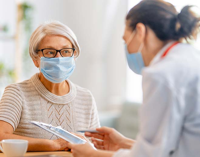Consulta médica con paciente adulta
