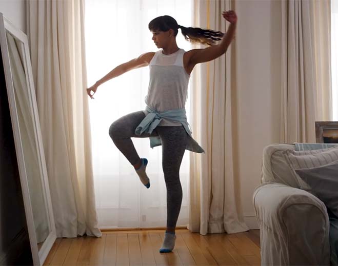 Persona practicando ejercicio de equilibrio en casa