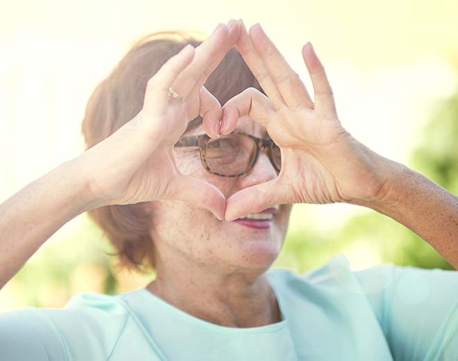 Persona formando corazón con las manos