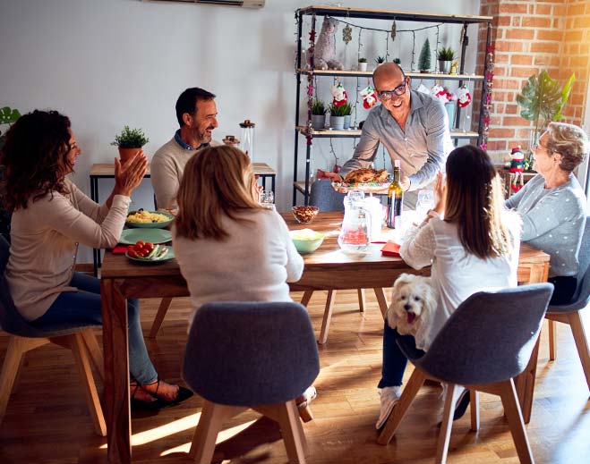 Familia compartiendo una comida en casa
