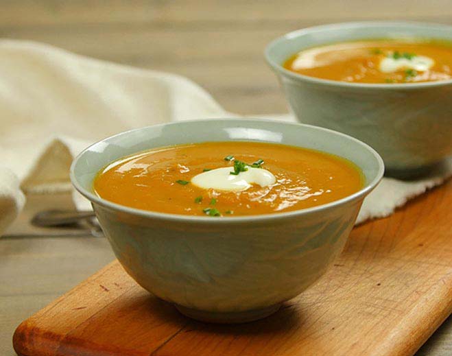 Sopa cremosa servida en tazones