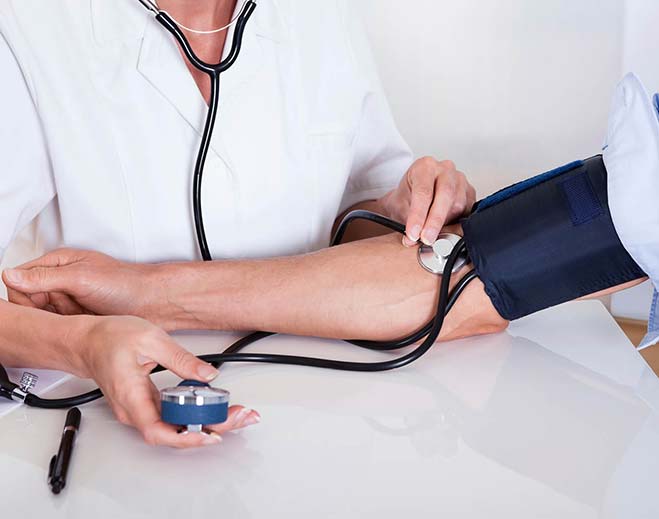 Proveedor médico tomando la presión arterial