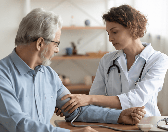 Proveedor médico tomando la presión arterial