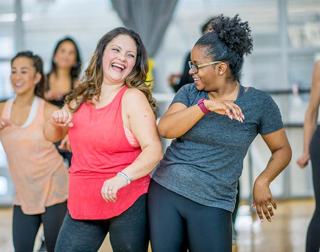 Clase grupal de baile y ejercicio