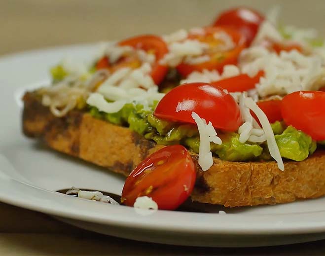 Tostada con aguacate y tomate