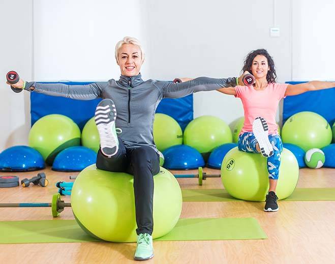 Personas realizando ejercicios de equilibrio