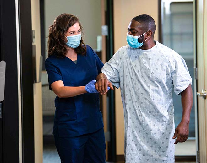 Proveedor médico asistiendo a paciente ambulatorio