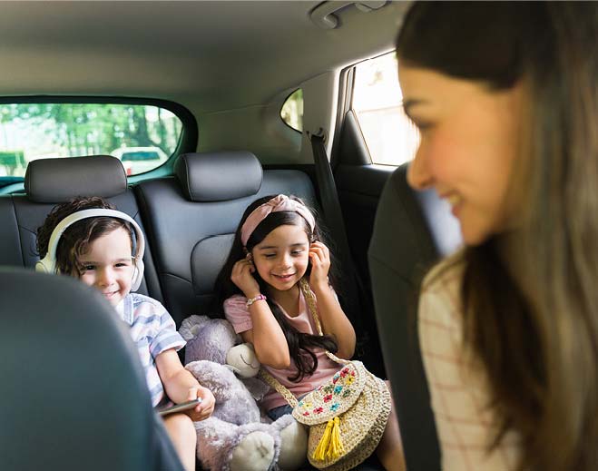 Niños usando audífonos durante viaje