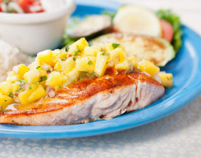 Salmón a la parrilla con frutas
