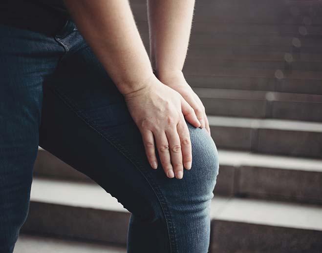 Persona con dolor en la rodilla