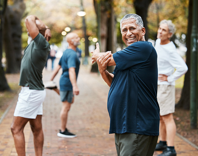 Adultos mayores realizando estiramientos al aire libre