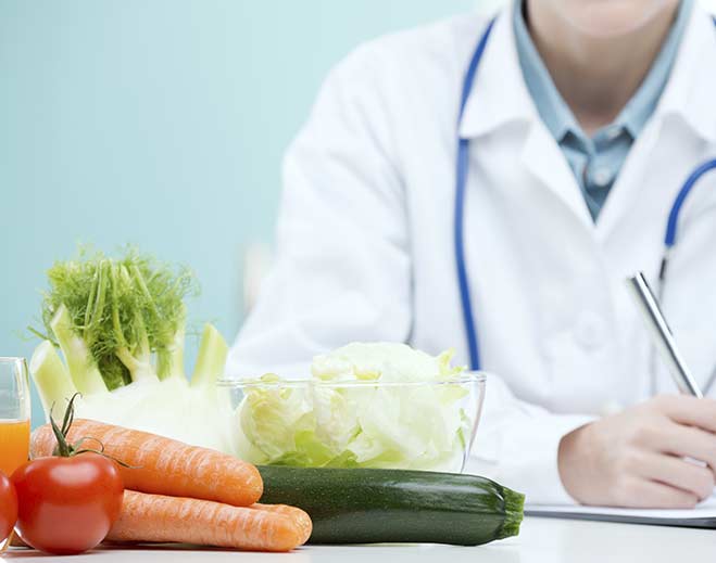 Proveedor médico promoviendo una alimentación saludable