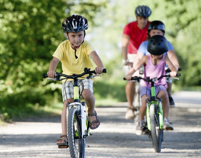 Niños montando bicicletas al aire libre