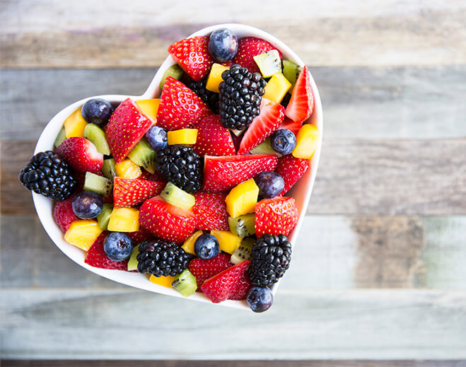 Ensalada de frutas frescas en forma de corazón
