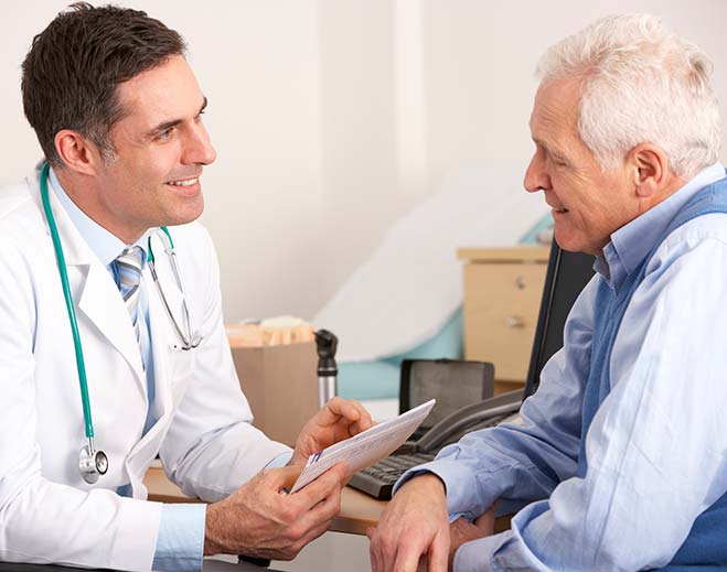 Proveedor médico conversando con paciente adulto