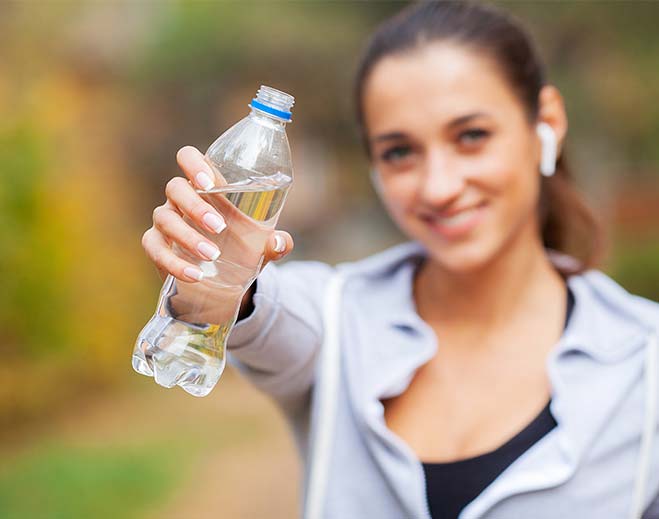 Persona sosteniendo botella de agua