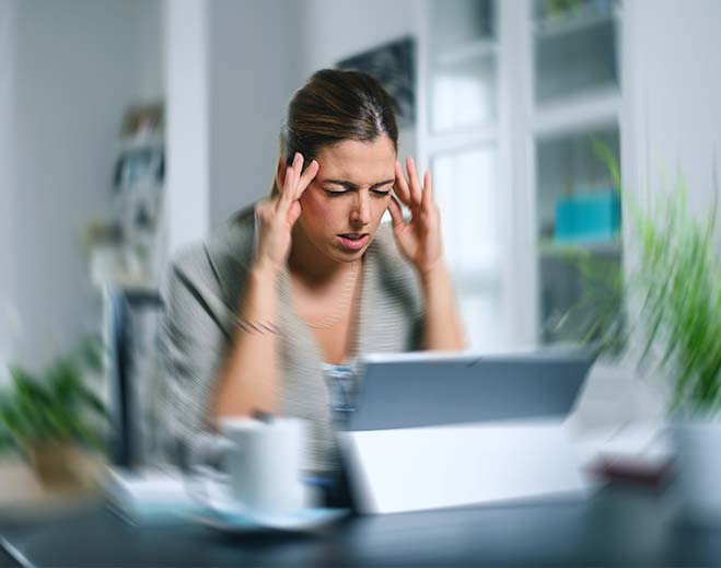 Persona con dolor de cabeza o estrés