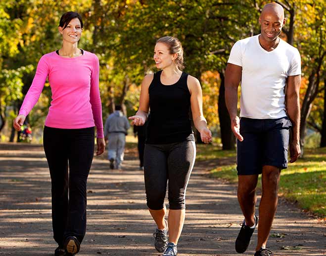 Personas caminando para mantenerse activas