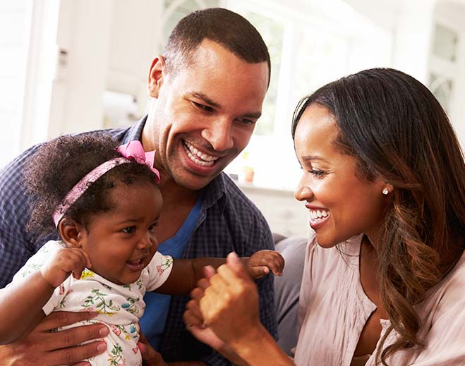 Familia interactuando con bebé en casa