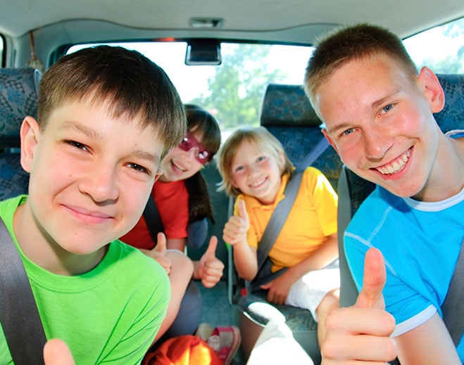 Niños viajando juntos en automóvil