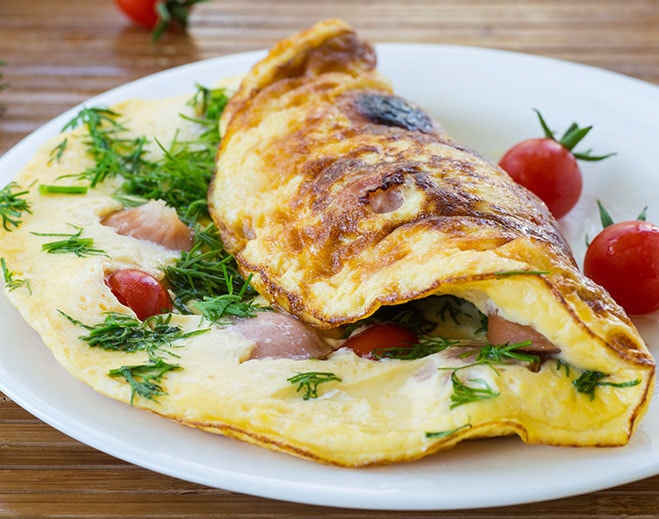 Omelet relleno con vegetales frescos