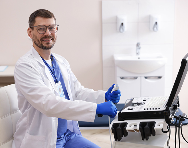 Proveedor médico operando equipo de ultrasonido